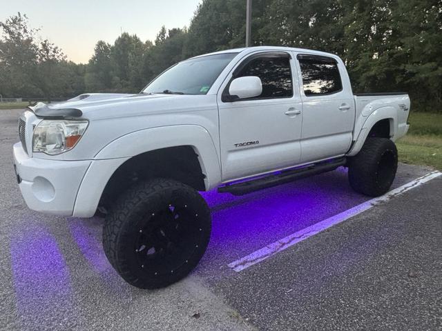Photo of 2006 White Toyota Tacoma
