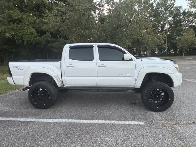 Photo of 2006 White Toyota Tacoma