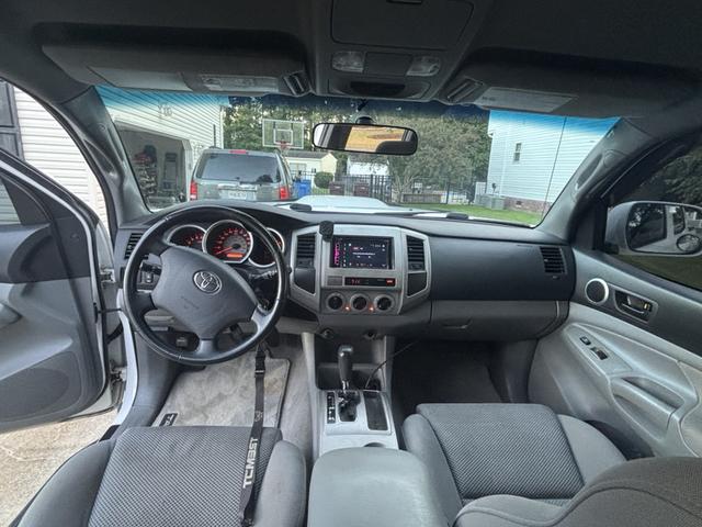 Photo of 2006 White Toyota Tacoma