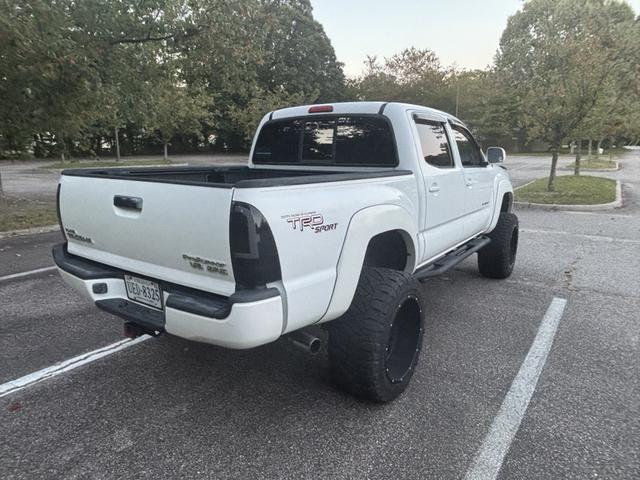 Photo of 2006 White Toyota Tacoma