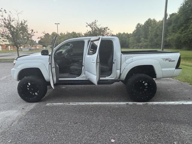 Photo of 2006 White Toyota Tacoma