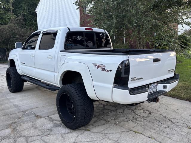 Photo of 2006 White Toyota Tacoma