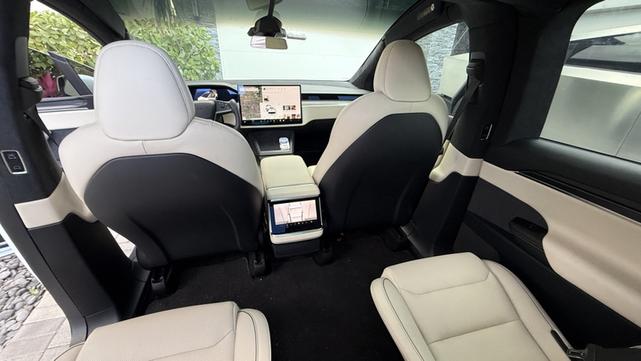 Photo of 2022 White Tesla Model X