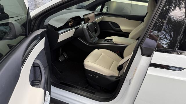Photo of 2022 White Tesla Model X