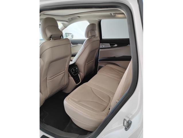 Photo of 2016 White Lincoln MKX