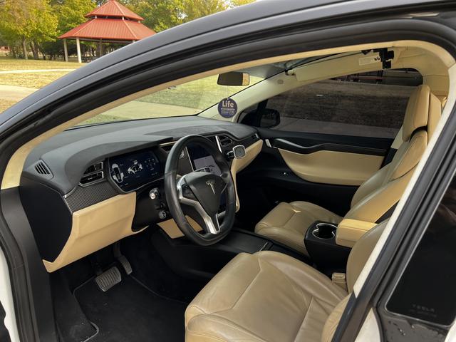 Photo of 2017 White Tesla Model X