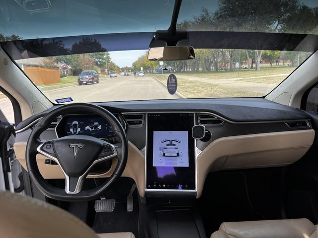Photo of 2017 White Tesla Model X