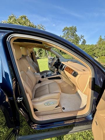 Photo of 2017 Blue Porsche Macan