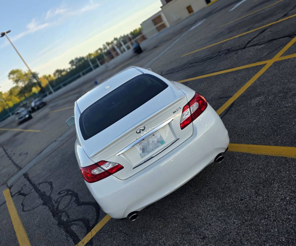 Photo of 2011 White INFINITI M37x