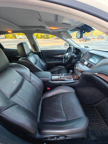 Photo of 2011 White INFINITI M37x