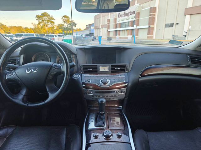 Photo of 2011 White INFINITI M37x