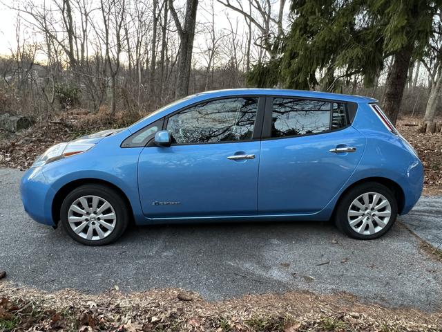 Photo of 2013 Blue Nissan Leaf