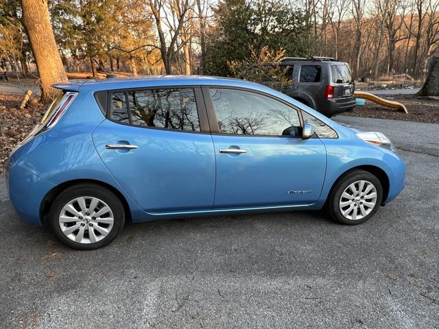Photo of 2013 Blue Nissan Leaf