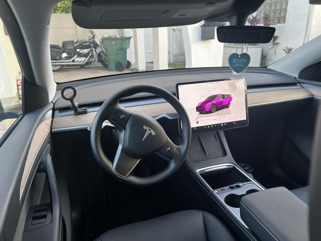 Photo of 2024 Gray Tesla Model Y