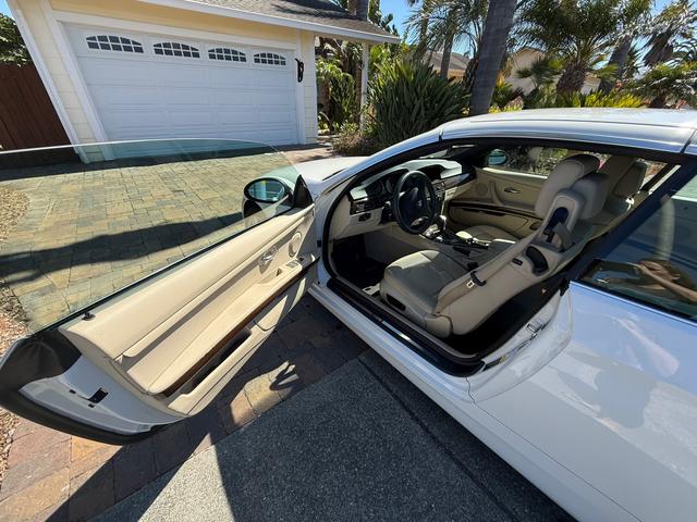 Photo of 2009 White BMW 328
