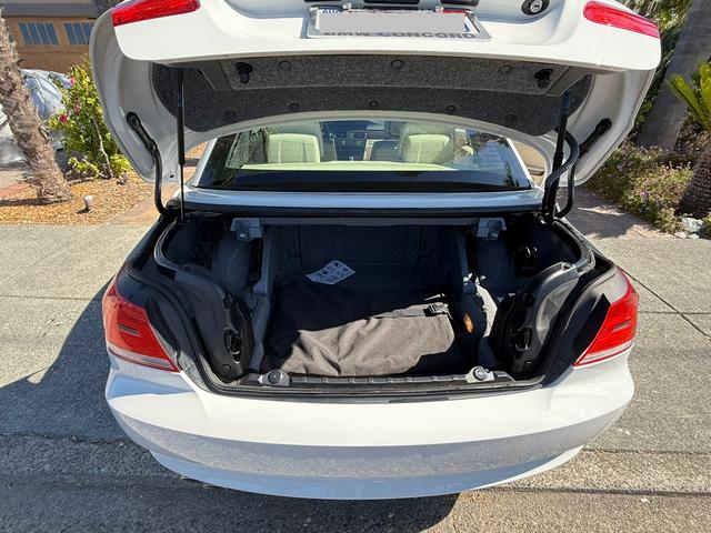 Photo of 2009 White BMW 328