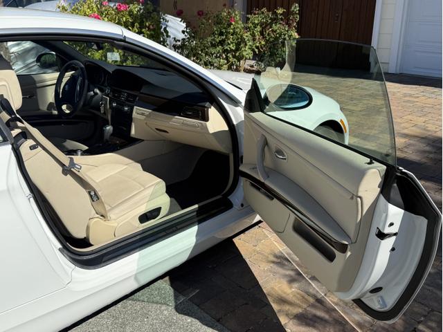 Photo of 2009 White BMW 328