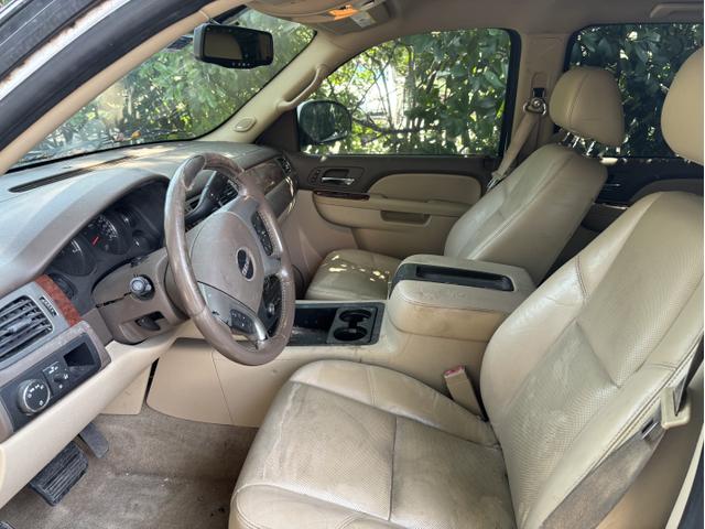 Photo of 2010 White GMC Yukon XL