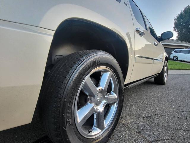 Photo of 2011 Beige Chevrolet Suburban
