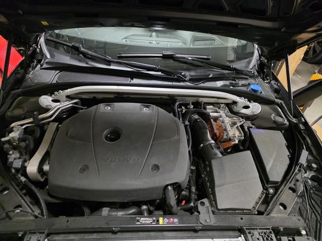 Photo of 2023 Black Volvo S60 Recharge Plug-In Hybrid