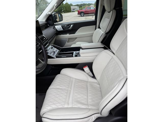 Photo of 2023 Black Lincoln Navigator