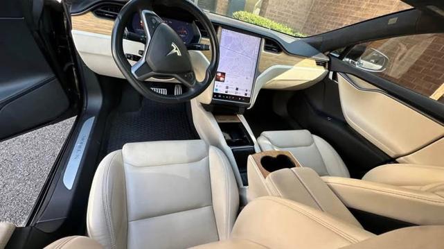 Photo of 2020 Black Tesla Model S