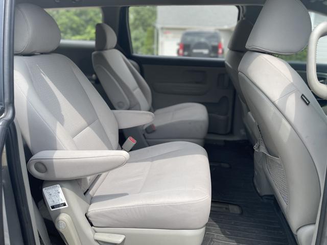 Photo of 2016 Beige Kia Sedona