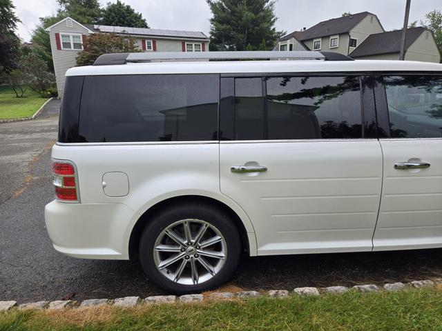 Photo of 2013 White Ford Flex