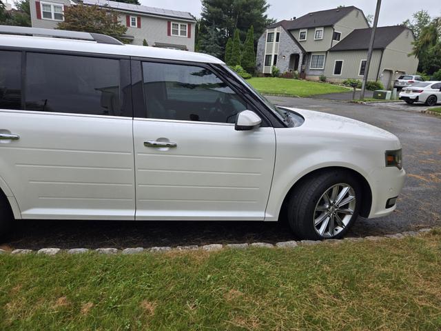 Photo of 2013 White Ford Flex