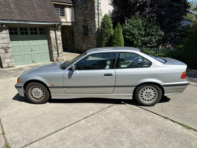 Photo of 1998 Silver BMW 323