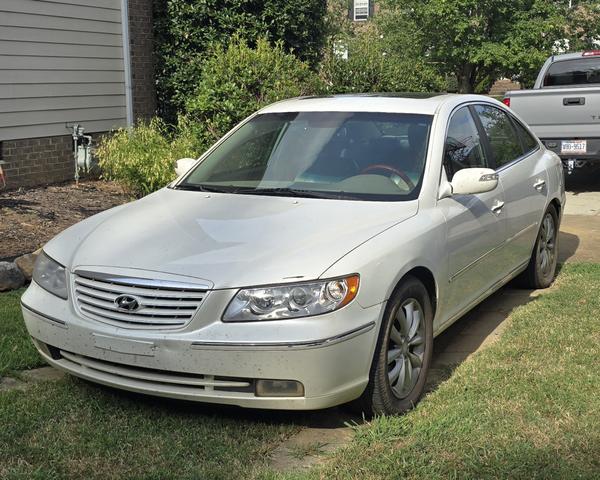 Photo of 2008 White Hyundai Azera