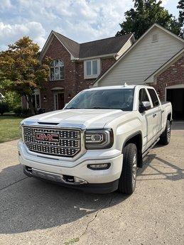 Photo of 2018 White GMC Sierra 1500