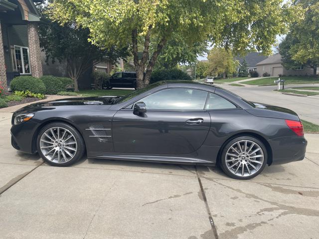 Photo of 2019 Black Mercedes-Benz SL 550