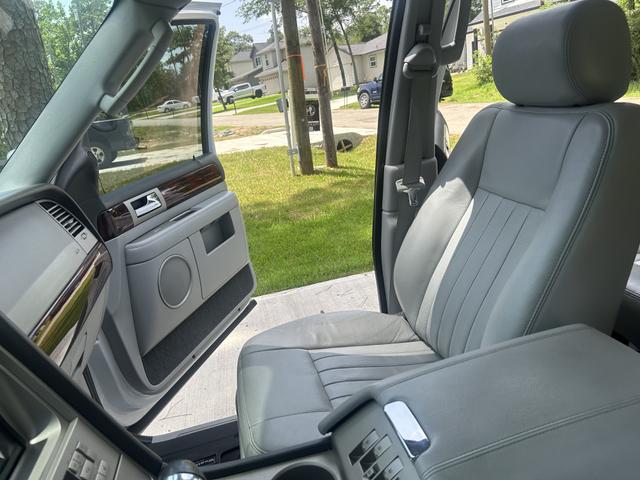 Photo of 2006 White Lincoln Navigator