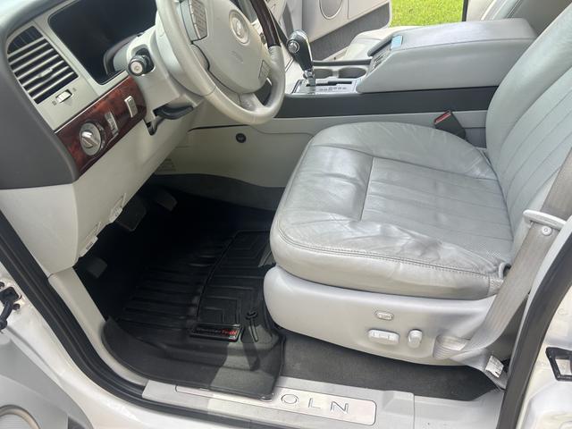 Photo of 2006 White Lincoln Navigator