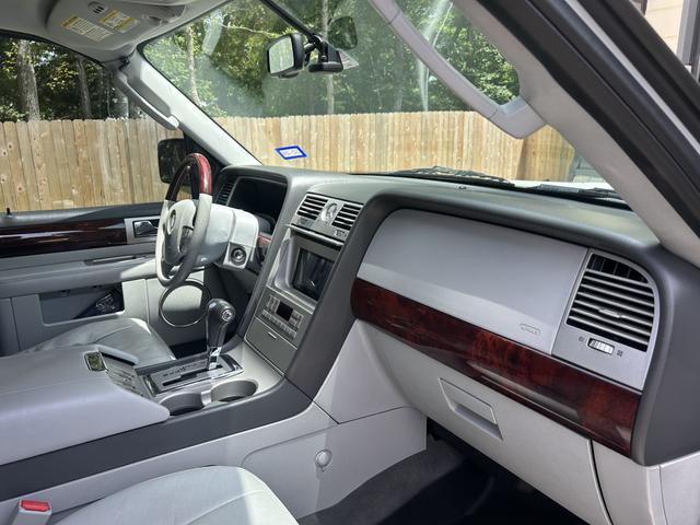 Photo of 2006 White Lincoln Navigator