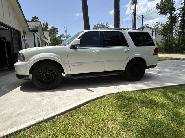Photo of 2006 White Lincoln Navigator