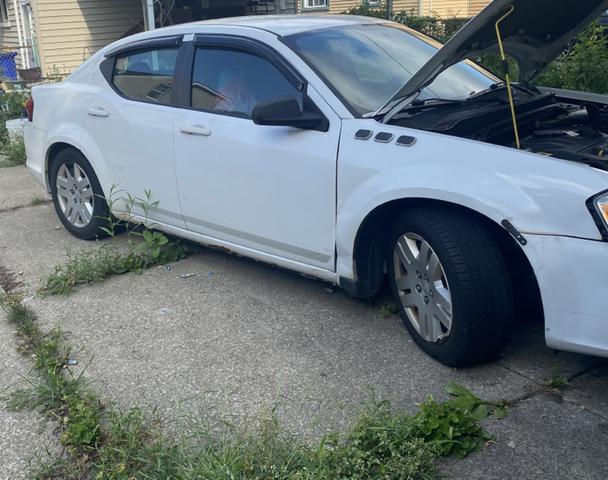 Photo of 2014 White Dodge Avenger