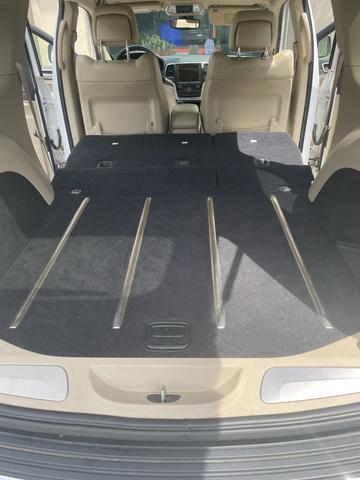Photo of 2017 White Jeep Grand Cherokee