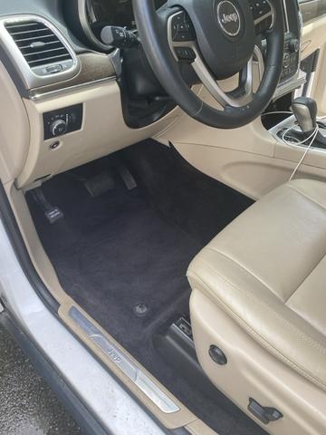 Photo of 2017 White Jeep Grand Cherokee