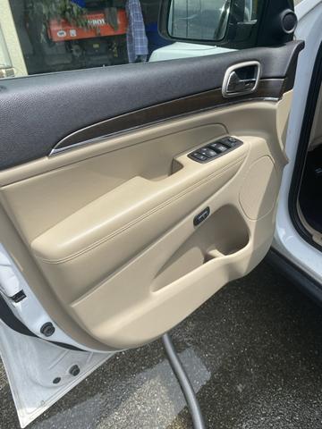 Photo of 2017 White Jeep Grand Cherokee