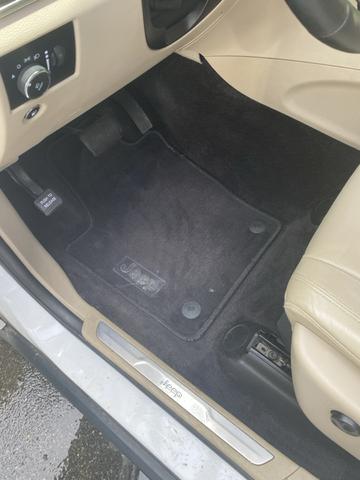 Photo of 2017 White Jeep Grand Cherokee