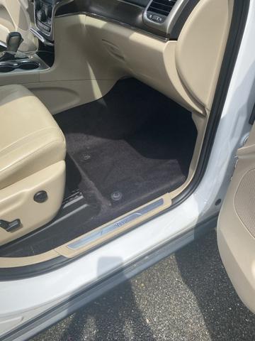 Photo of 2017 White Jeep Grand Cherokee