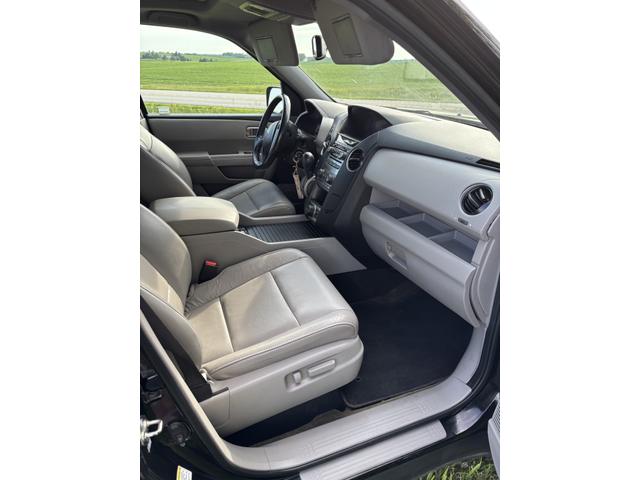 Photo of 2015 Black Honda Pilot