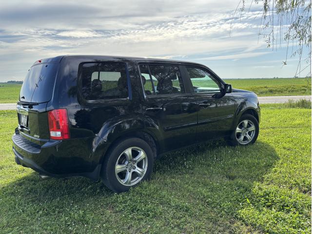 Photo of 2015 Black Honda Pilot