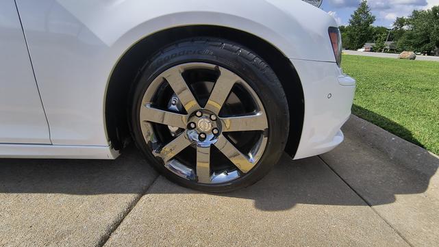 Photo of 2012 White Chrysler 300