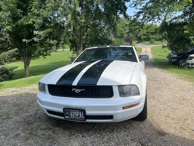 Photo of 2006 White Ford Mustang