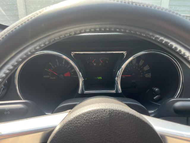 Photo of 2006 White Ford Mustang