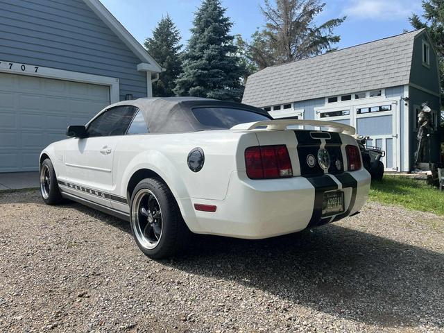Photo of 2006 White Ford Mustang