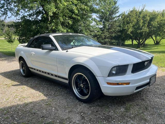 Photo of 2006 White Ford Mustang
